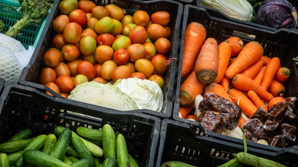 Panier de légumes frais variés sur un étal de marché